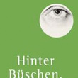Hinter Büschen, an eine Hauswand gelehnt